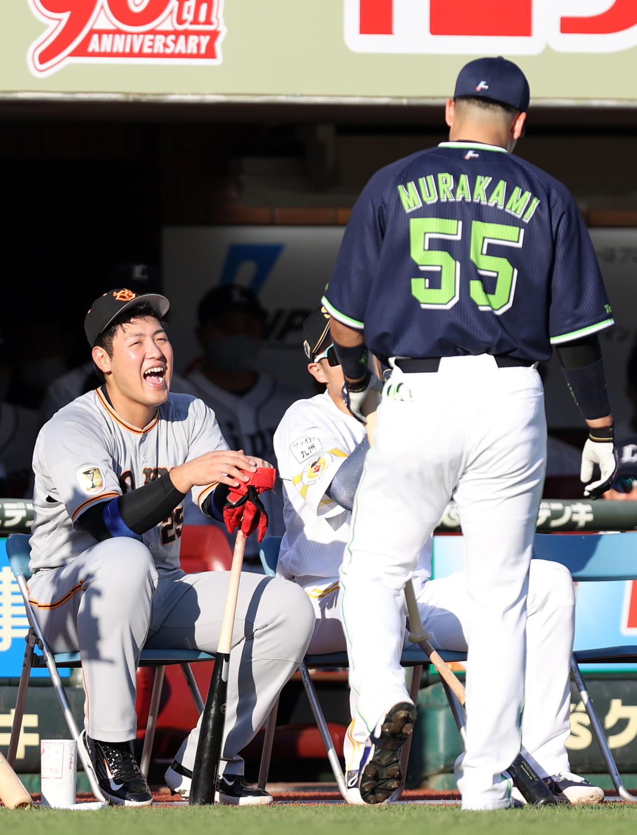 17日、ホームランダービーで村上宗隆（右）に笑顔を見せる岡本和真