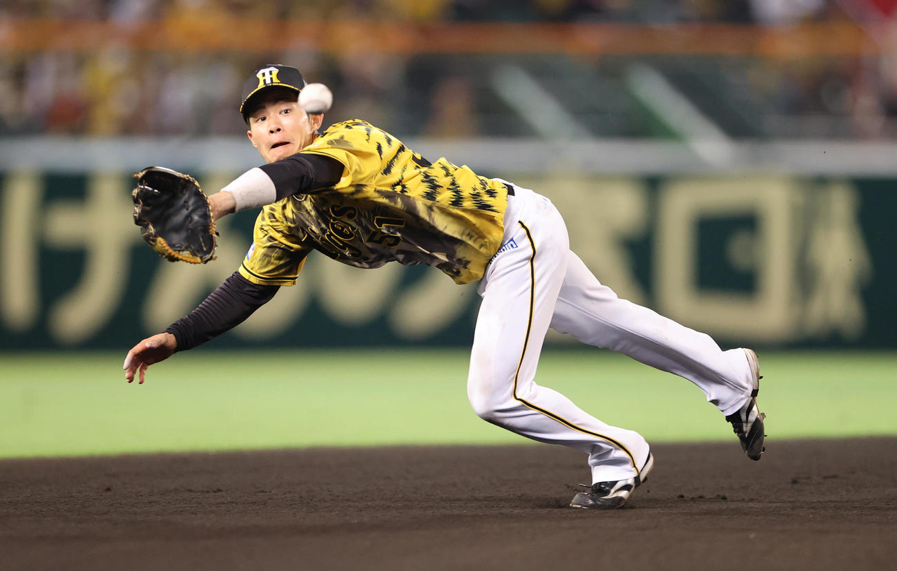 DeNA森の打球をダイビングキャッチする阪神中野（2021年7月14日撮影）