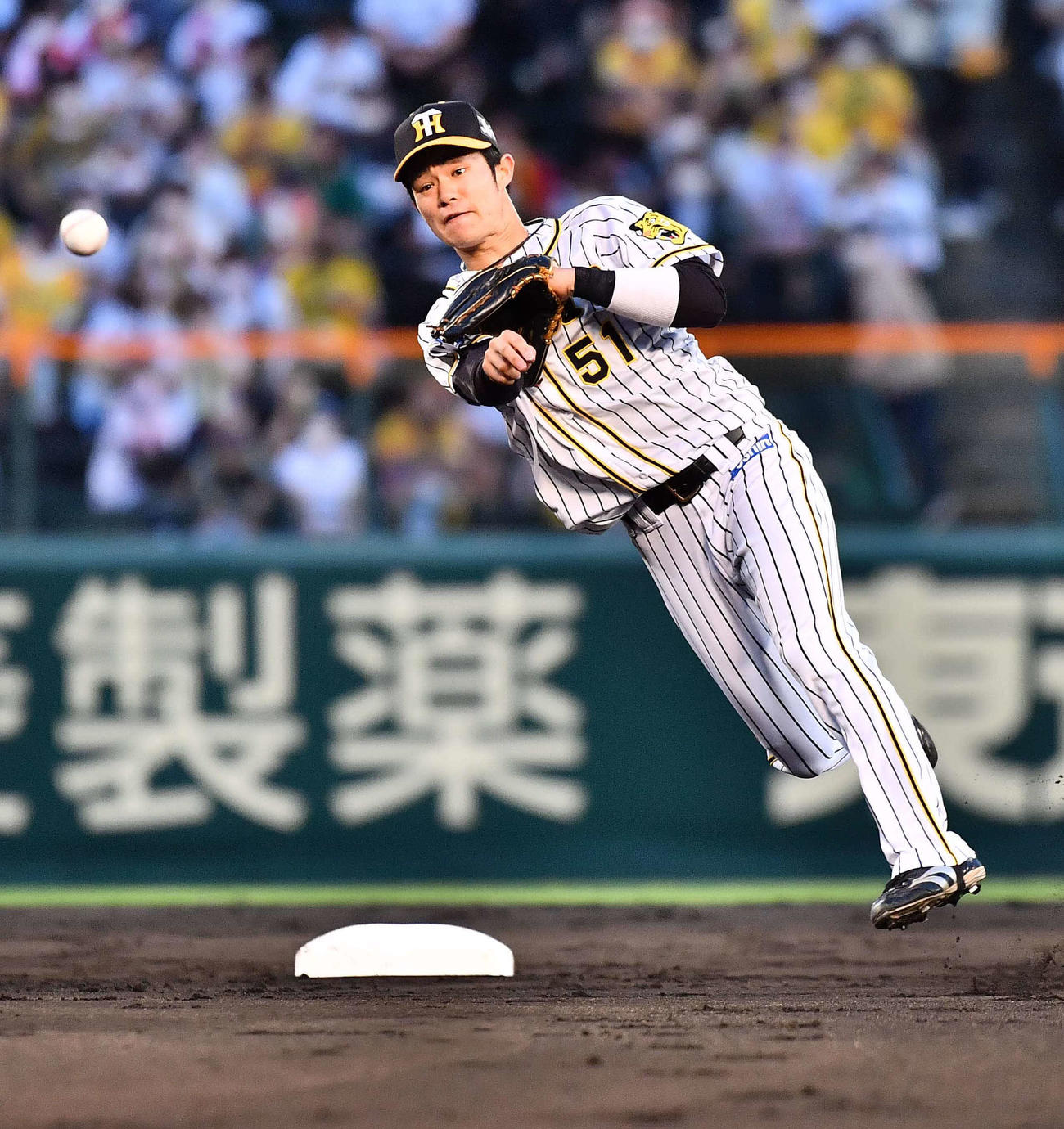 積極的な守備の姿勢を貫く阪神中野（2021年6月25日撮影）