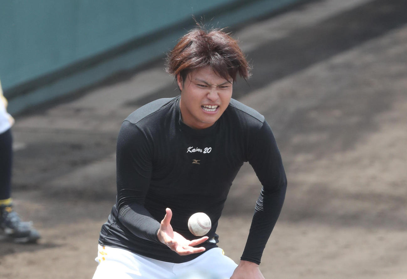 基礎トレーニングで汗を流すソフトバンク甲斐野（撮影・梅根麻紀）
