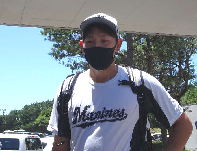 練習を終え報道陣に応じるロッテ安田（代表撮影）