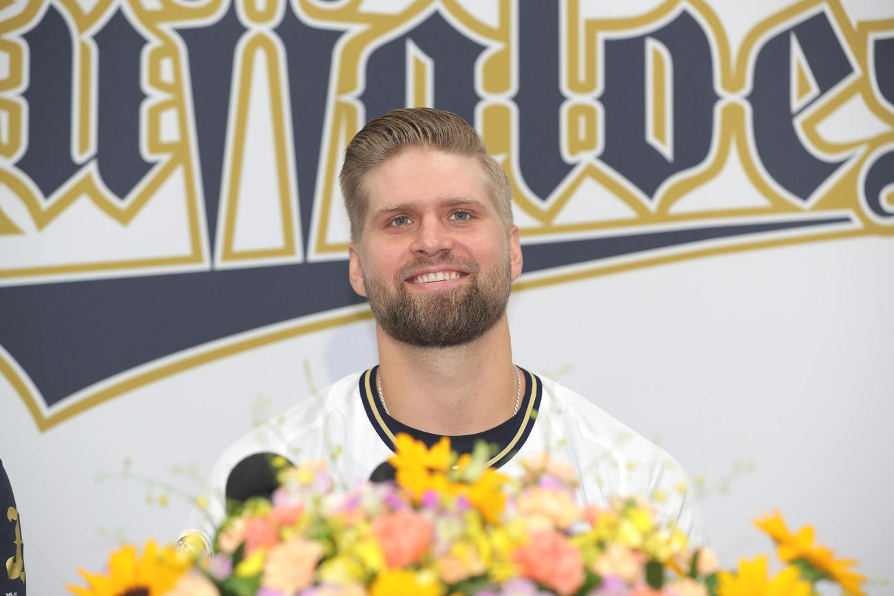 笑顔でオリックス入団会見を行うスパークマン