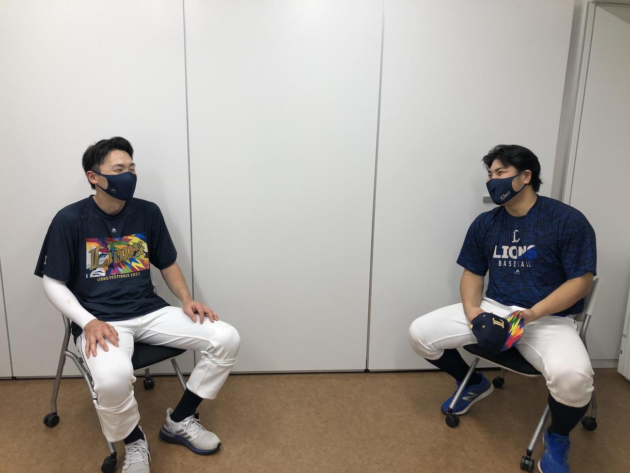 笑顔で対談する西武源田（左）と平良（本人提供）