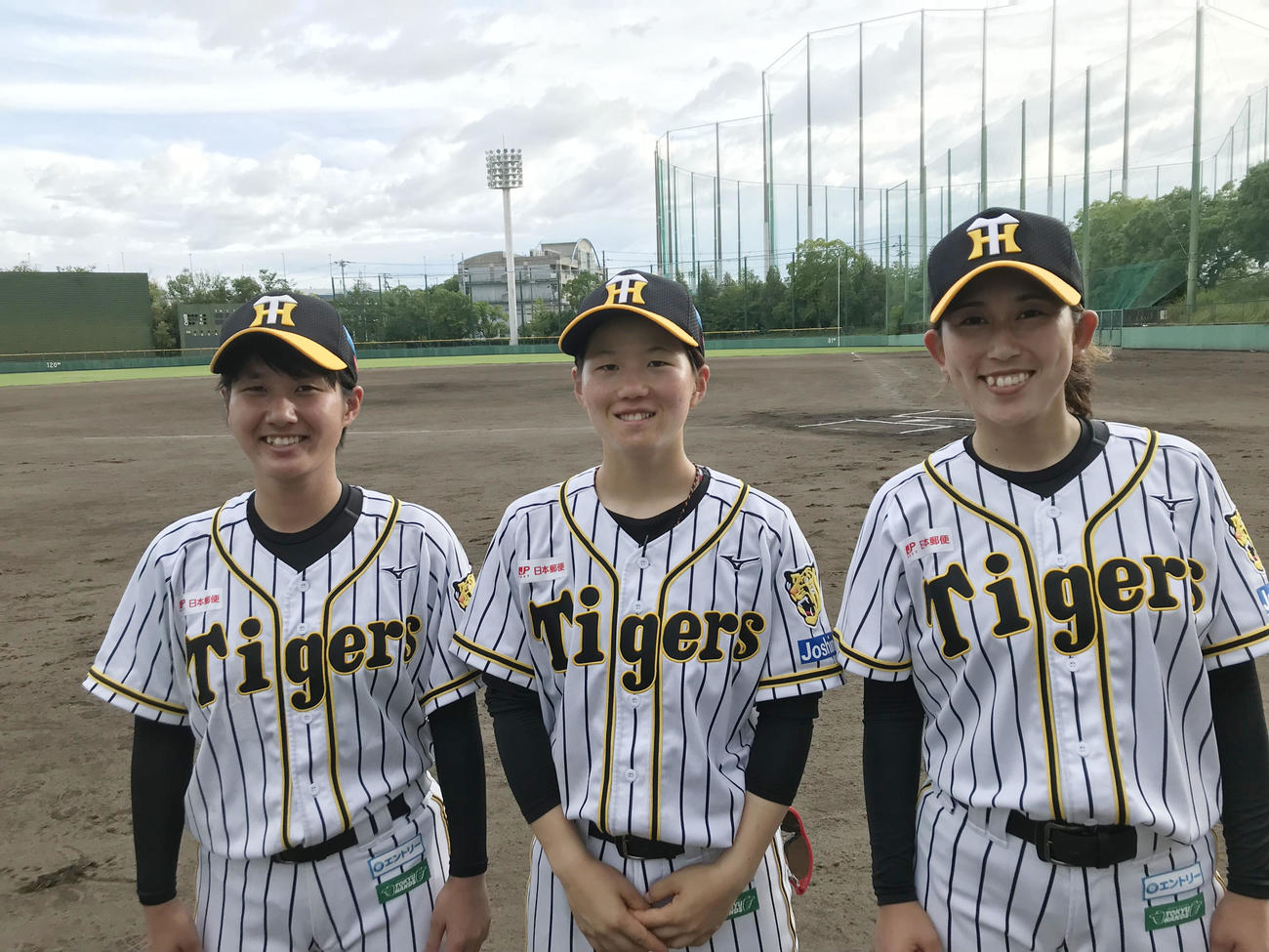 全日本女子硬式クラブ野球選手権へ出場を決め笑顔を見せるタイガースWomenの左から石村、水流、坂東（球団提供）