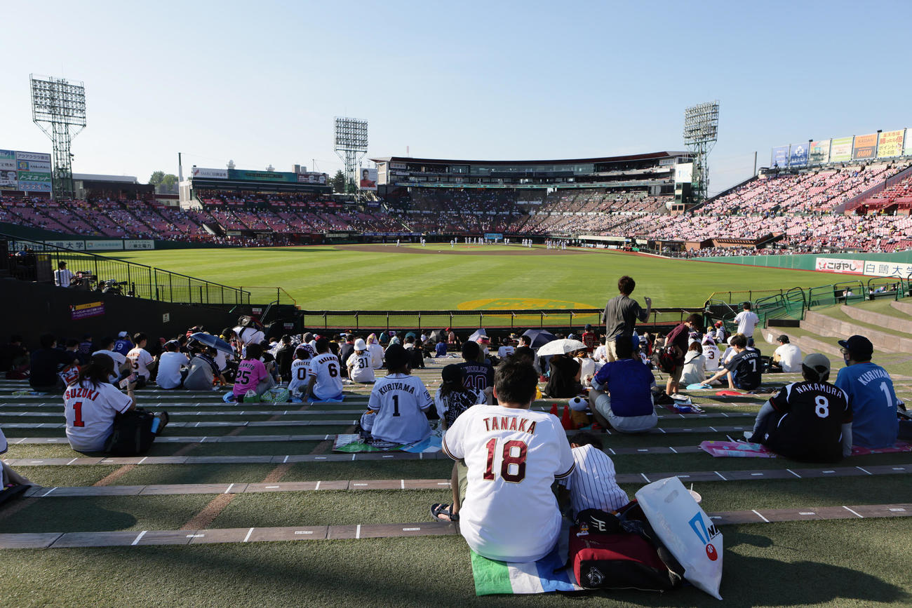 欠場が決まった全パ田中将大のユニホーム姿のファン（2021年7月17日撮影・足立雅史）