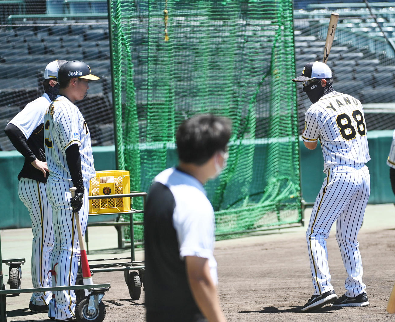 大山（左）に打撃指導を行う矢野監督（撮影・前岡正明）