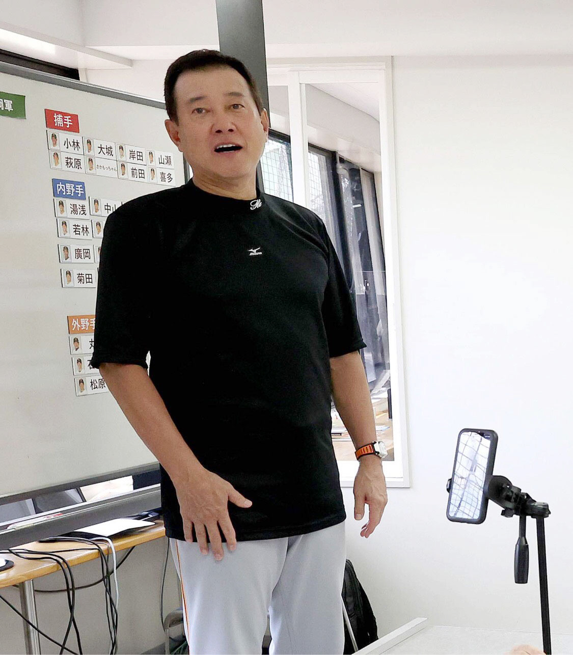 Gドラフト会議で話をする原監督（球団提供）