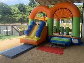 川崎市のジャイアンツ球場に設置されるエア遊具「ちびっ子スライダー」（球団提供）