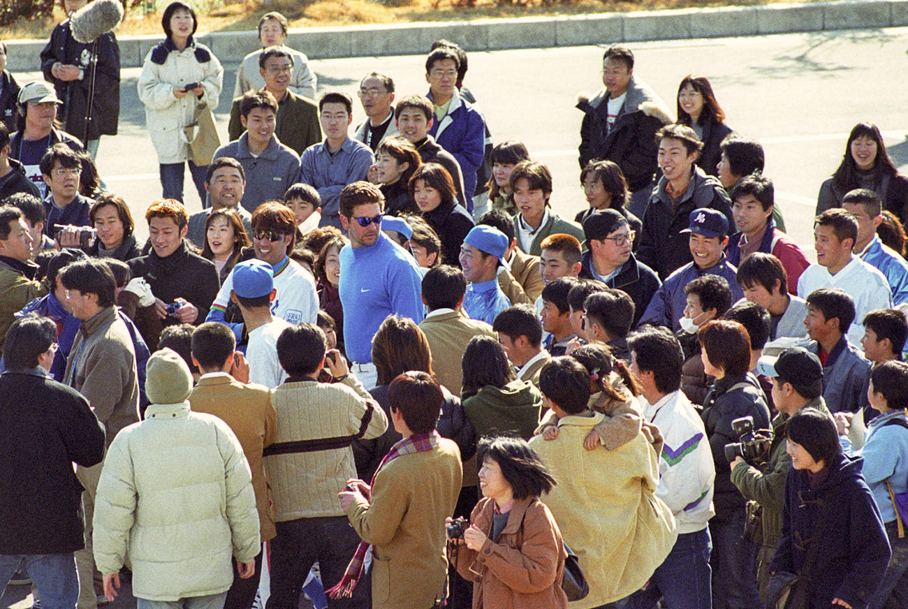 99年春季キャンプで多くのファンに囲まれながら移動する松坂大輔。左はデニー友利とブロス