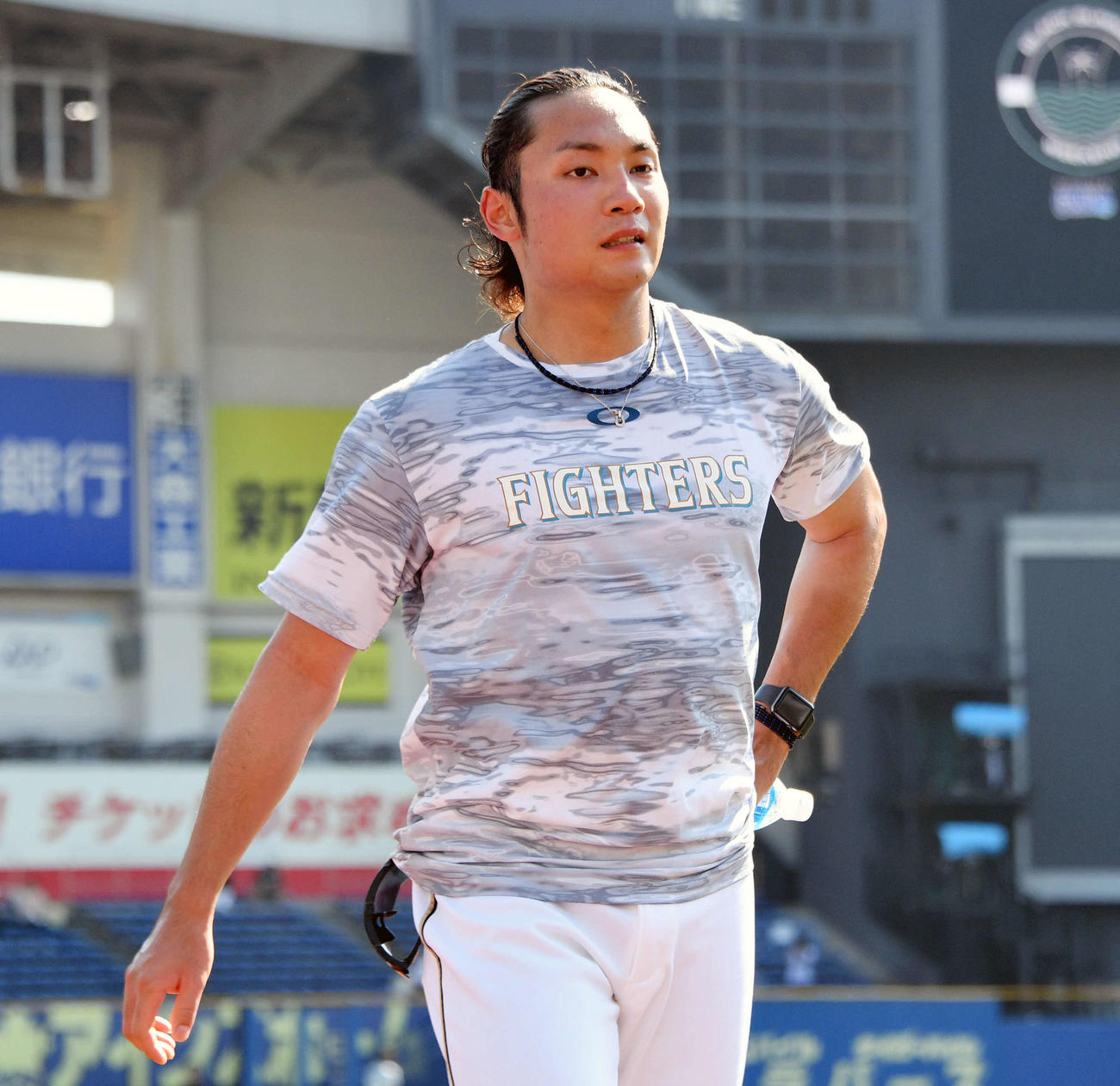 試合前練習で髪を結った日本ハム伊藤大海（2021年7月10日撮影）