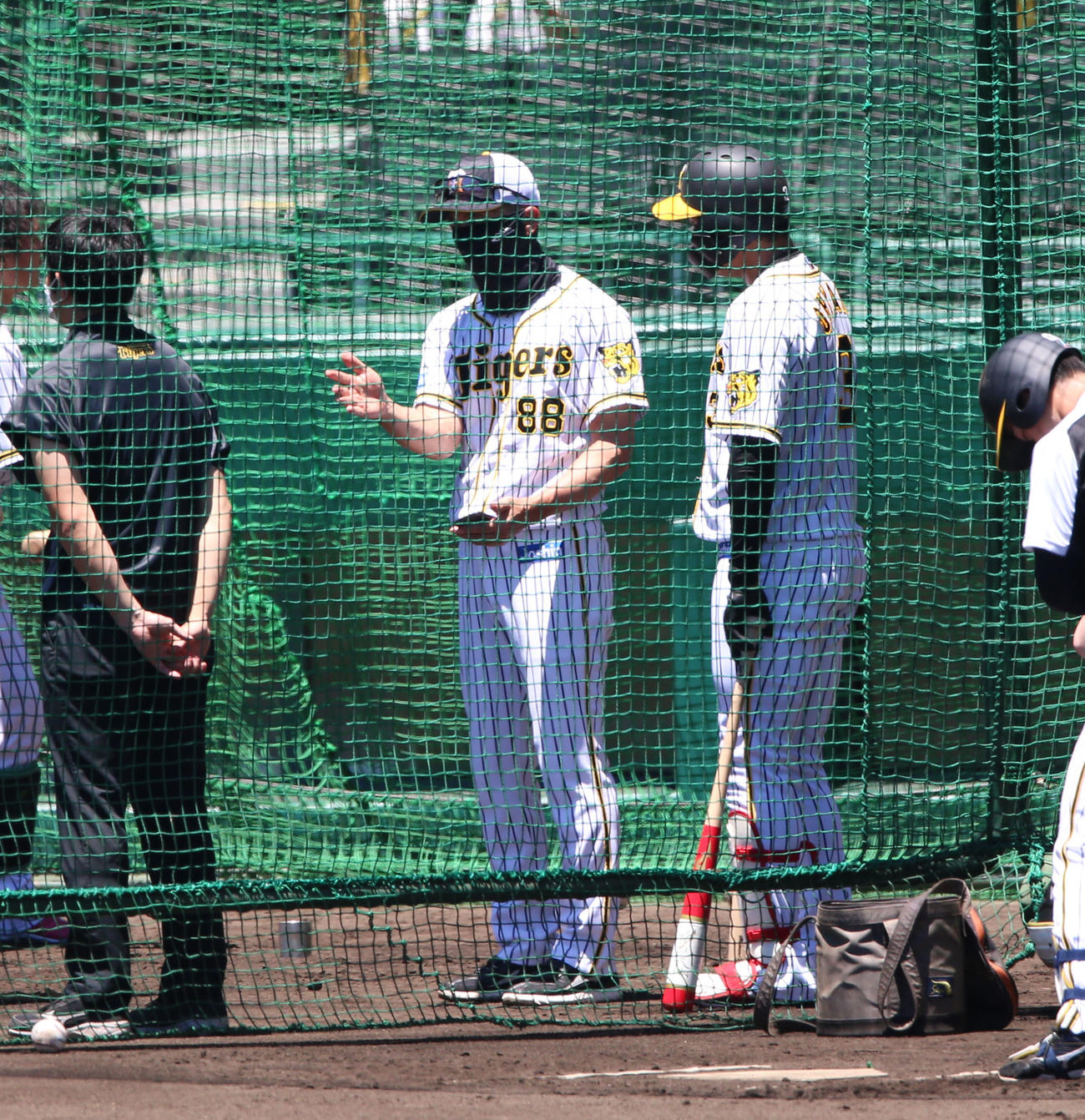 フリー打撃動画をチェックし阪神大山（右）を指導する矢野監督（撮影・上山淳一）
