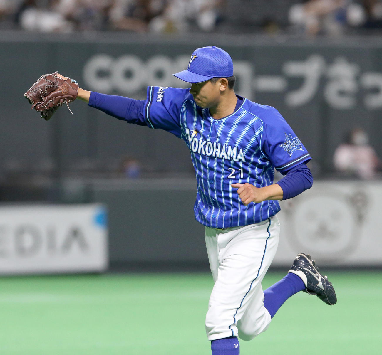 日本ハム対DeNA 6回裏を無失点に抑え駆け足でベンチに戻るDeNA今永（2021年6月13日撮影）