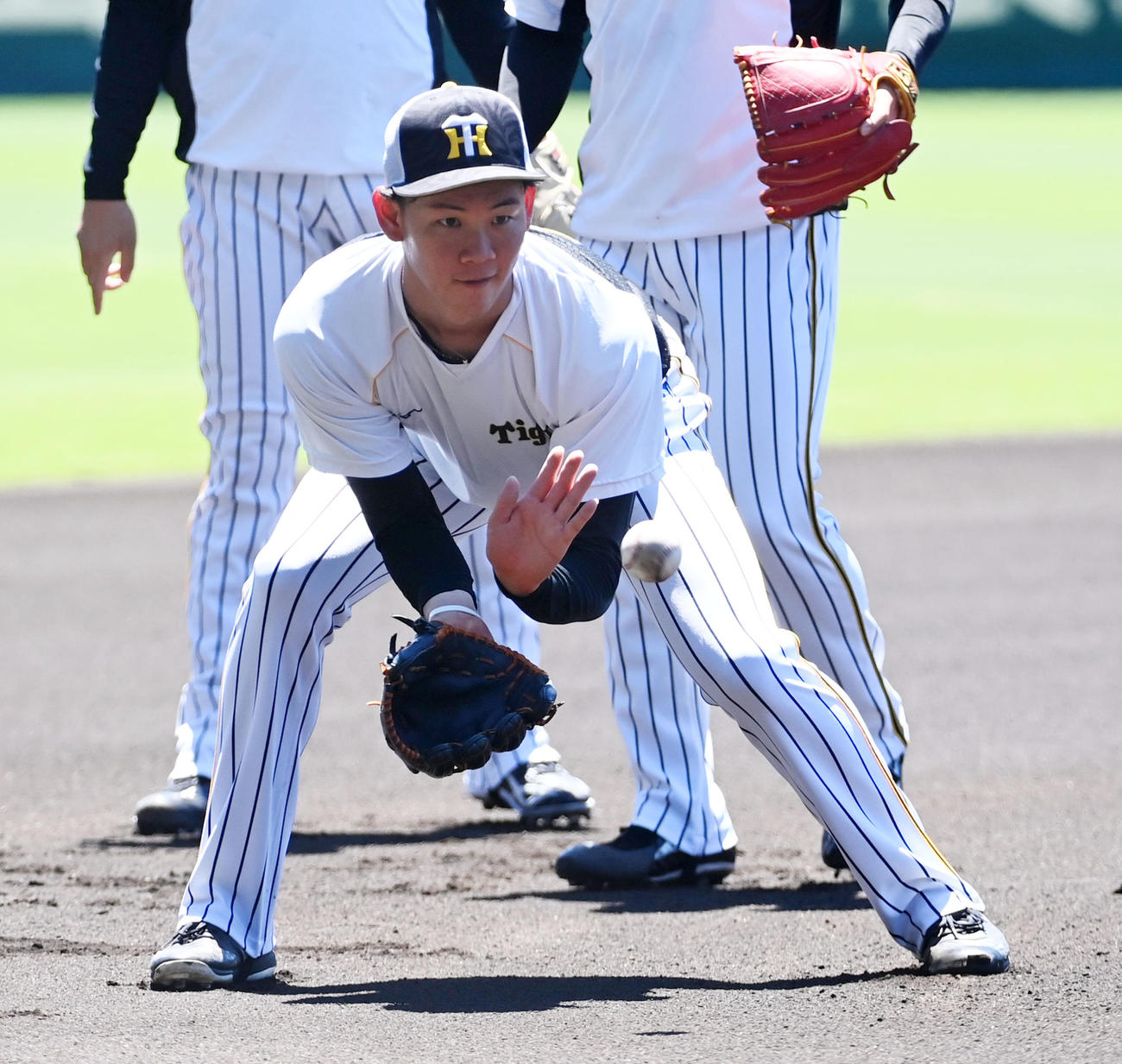 ノックを受ける阪神及川（撮影・前岡正明）