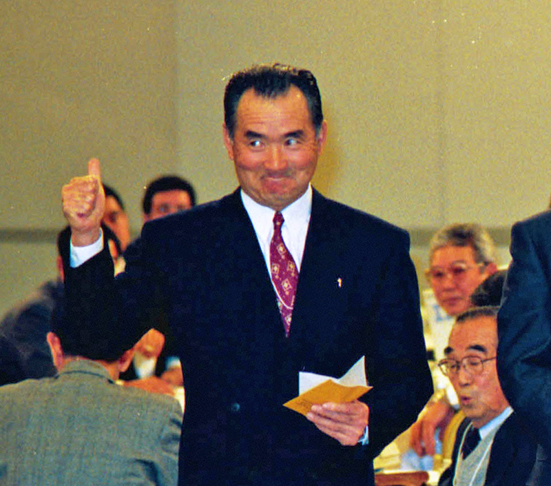 1992年ドラフト会議で松井秀喜を引き当てた巨人長嶋茂雄監督はサムズアップポーズ