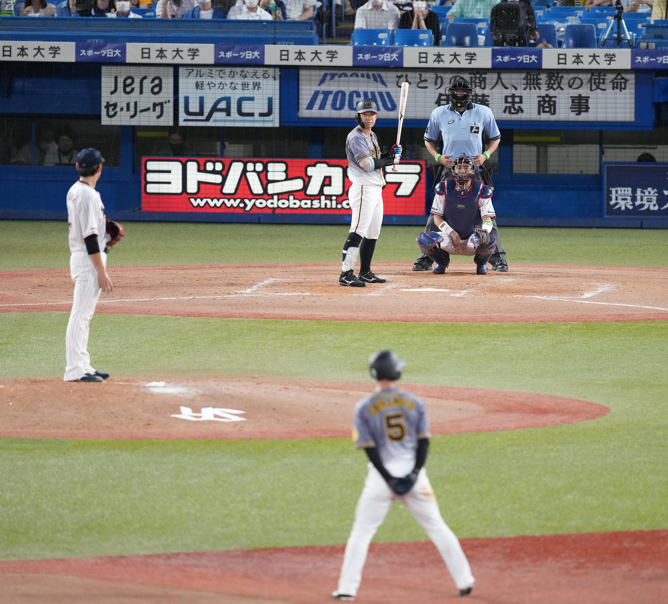 7月7日のヤクルト戦、手を後ろに回し打者糸原を見つめる二塁走者近本（手前）