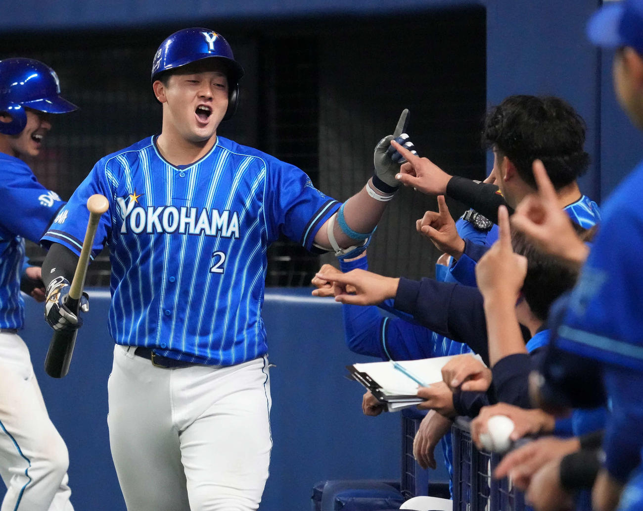 4月8日、中日戦の6回に左越え2点本塁打を放ち、ナインとポーズを決めるDeNA牧
