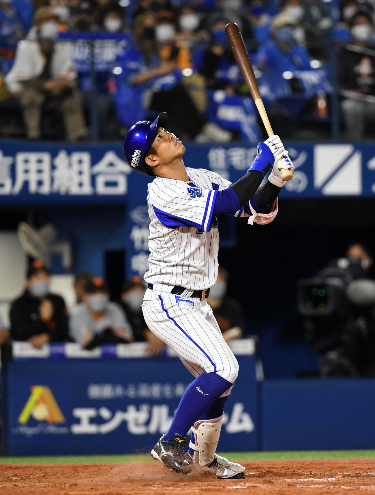5月12日の巨人戦、打球を見上げるDeNA桑原