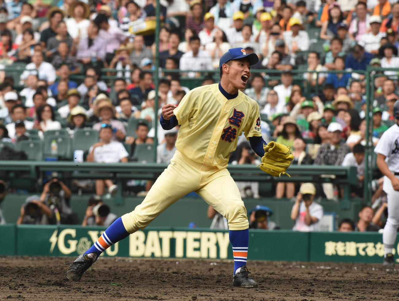 1回戦の静岡戦で9回表を3者連続三振に仕留め、雄たけびを上げる星稜高時代の岩下大輝（2014年8月12日）