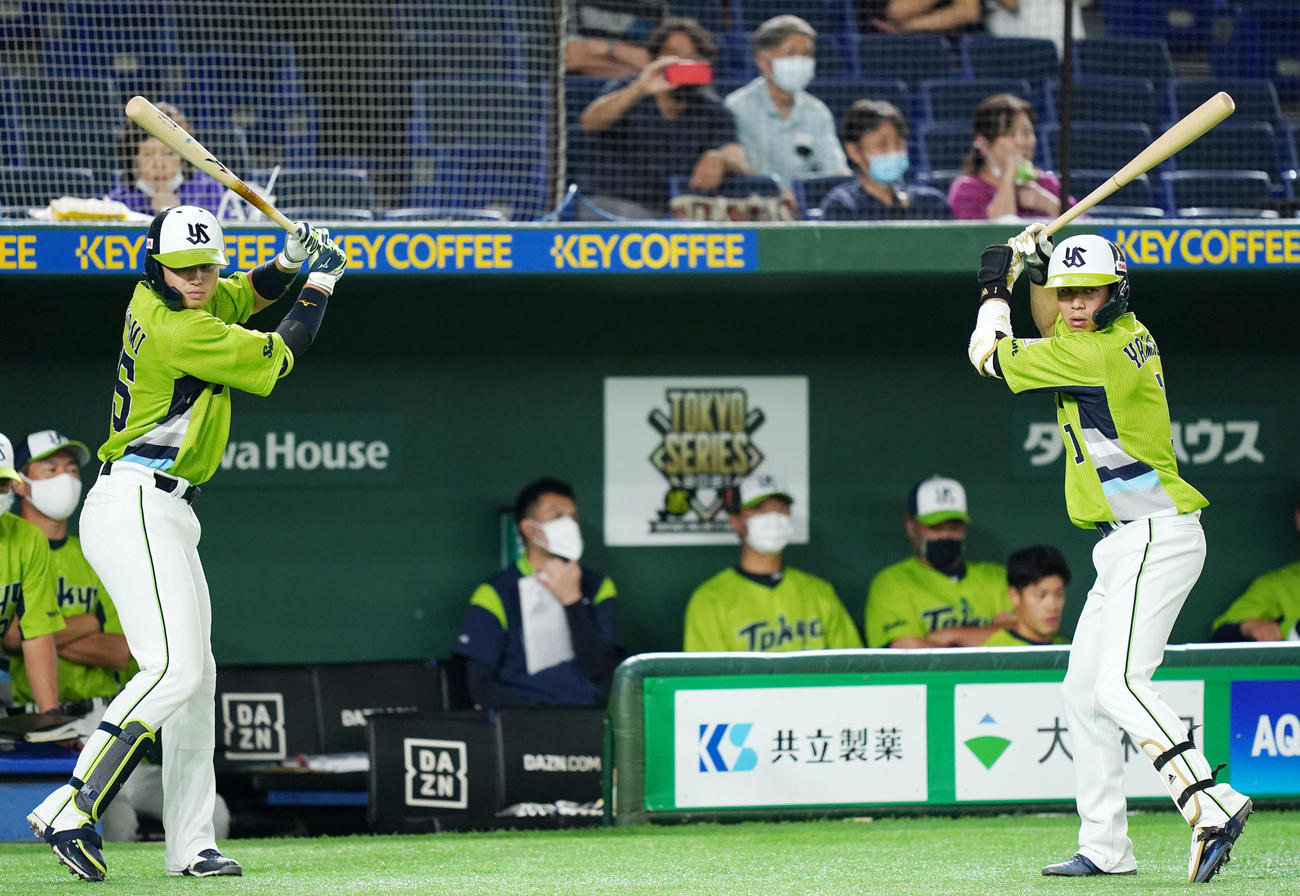 ヤクルト村上宗隆（左）と山田哲人（2021年7月14日撮影）