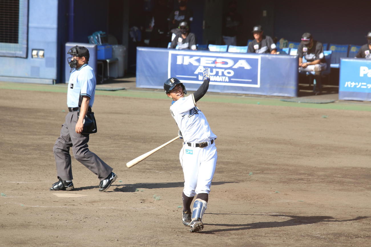 打席に入る前にスイングする日本ハム今川（撮影・田中彩友美）