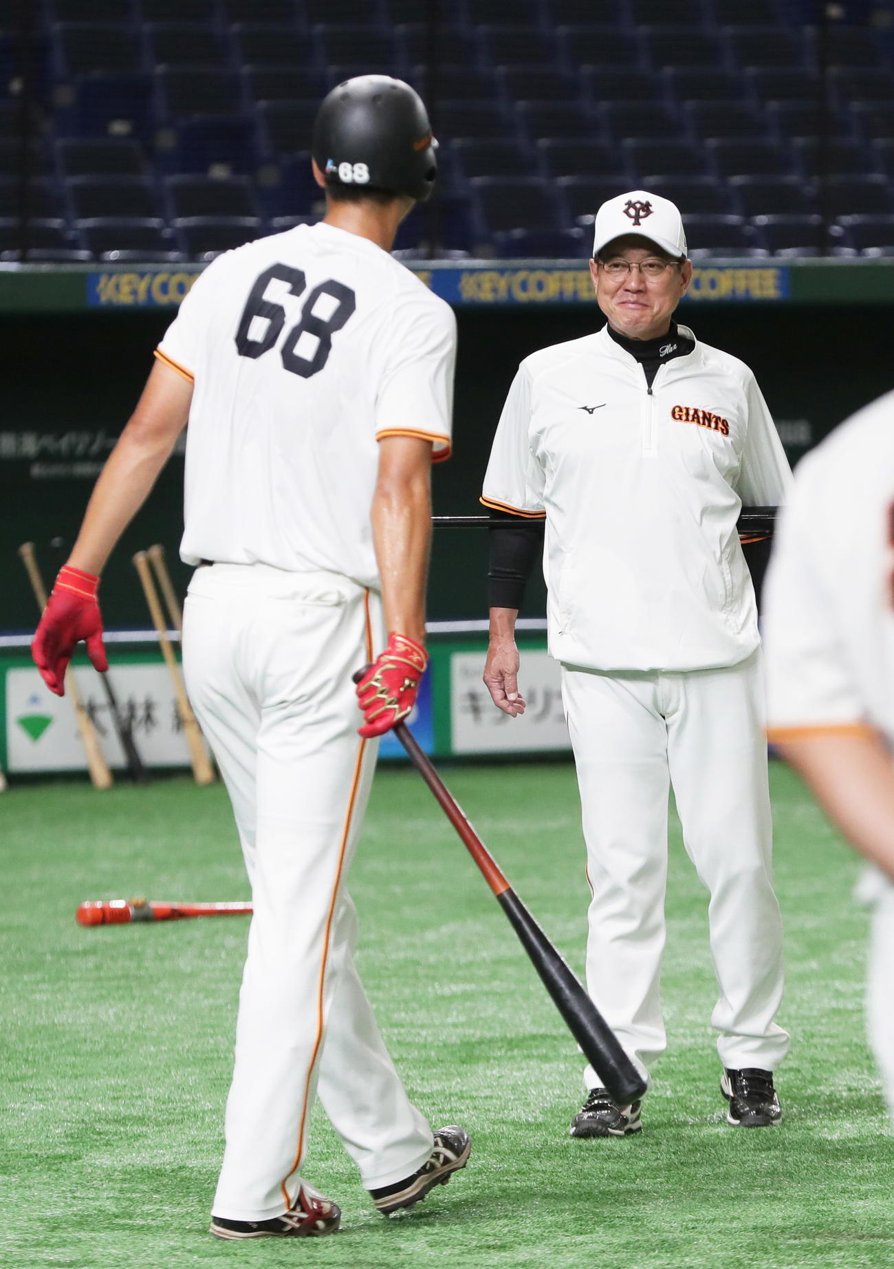 試合前、巨人秋広（左）の練習を笑顔で見つめる原監督（撮影・足立雅史）