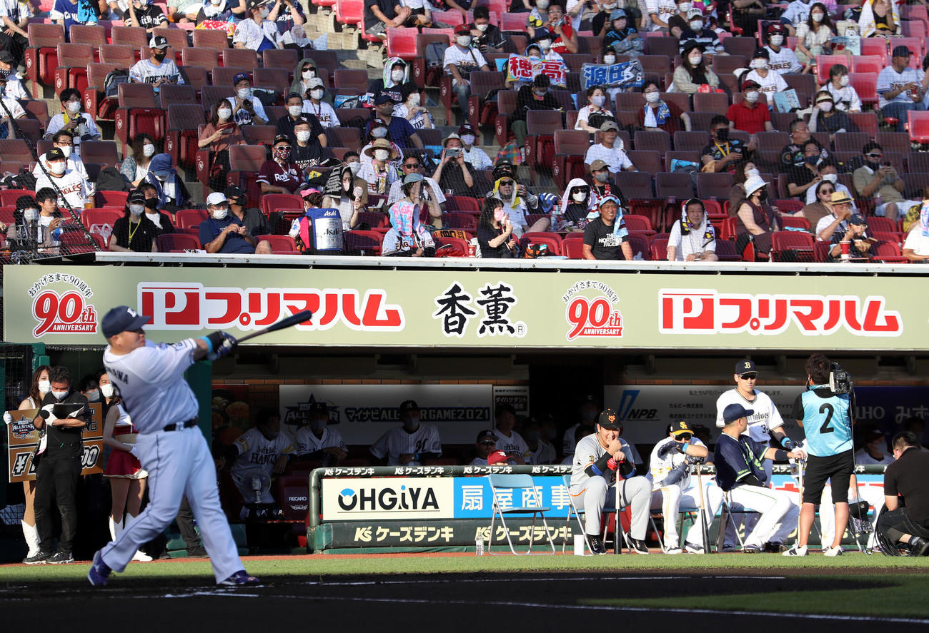 「マイナビオールスターゲーム2021」第2戦　全パ対全セ　ホームランダービー決勝で山川穂高（手前）の打席を見つめる、岡本和真（後方左端）と柳田悠岐（同左から2人目）（2021年7月17日撮影）