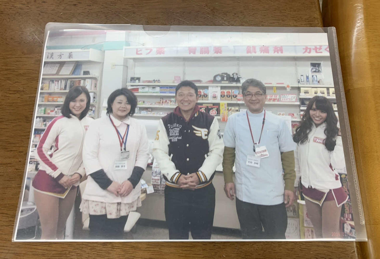 立花社長（中央）来店時の記念写真。右から2人目が吉岡さん