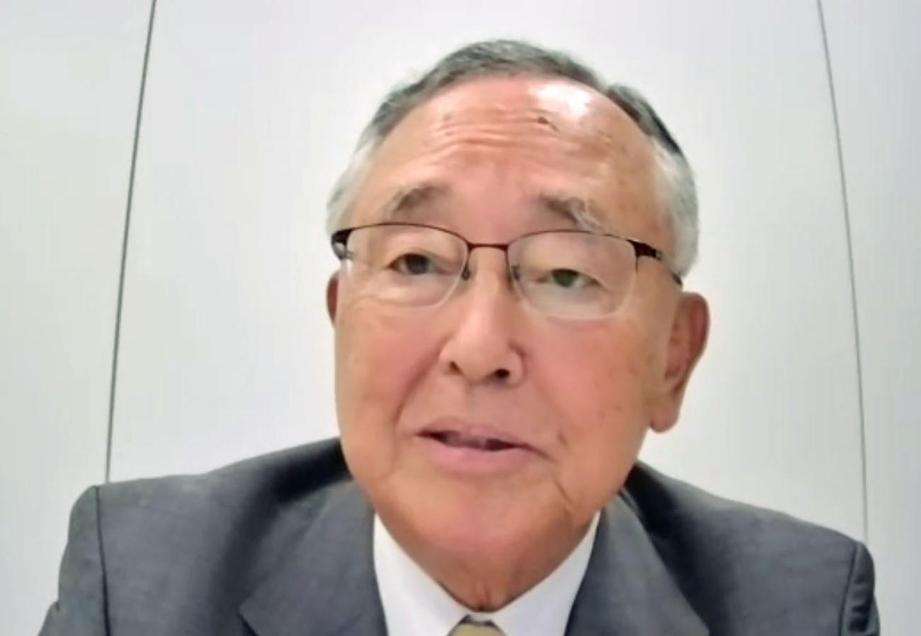 オンラインで記者会見するオリックスの宮内義彦オーナー（共同）