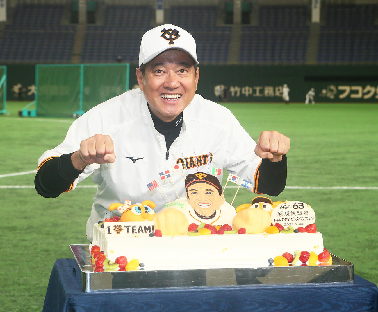 誕生日ケーキを前に笑顔を見せる巨人原監督（東京ドームホテル協力）（撮影・足立雅史）