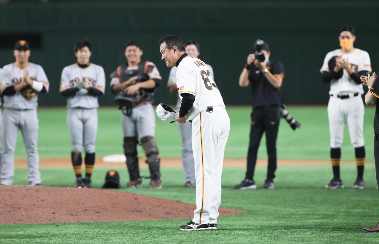 「リアルジャイアンツカップ」　試合後、ナインらから誕生日祝いに笑顔を見せる巨人原監督（撮影・足立雅史）