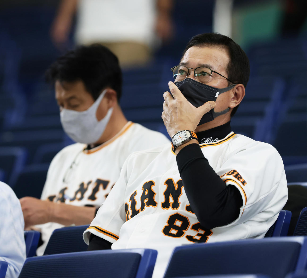 「リアルジャイアンツカップ」　ネット裏から試合を見つめる巨人原監督（右）と宮本コーチ（撮影・足立雅史）