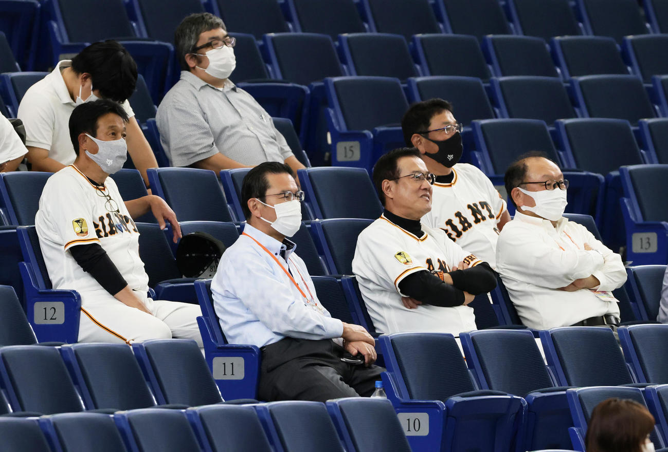 「リアルジャイアンツカップ」　ネット裏から試合を見つめる巨人原監督（中央右）ら（撮影・足立雅史）
