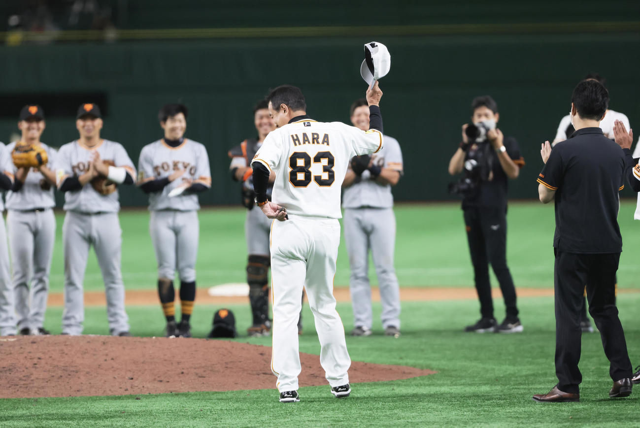 「リアルジャイアンツカップ」　試合後、ナインらから誕生日祝いに笑顔を見せる巨人原監督（撮影・足立雅史）