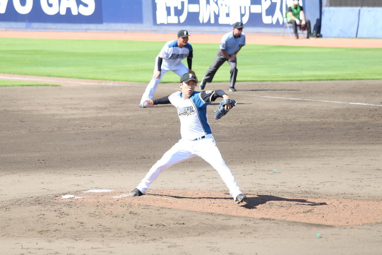 中継ぎで登板した日本ハム斎藤（撮影・田中彩友美）