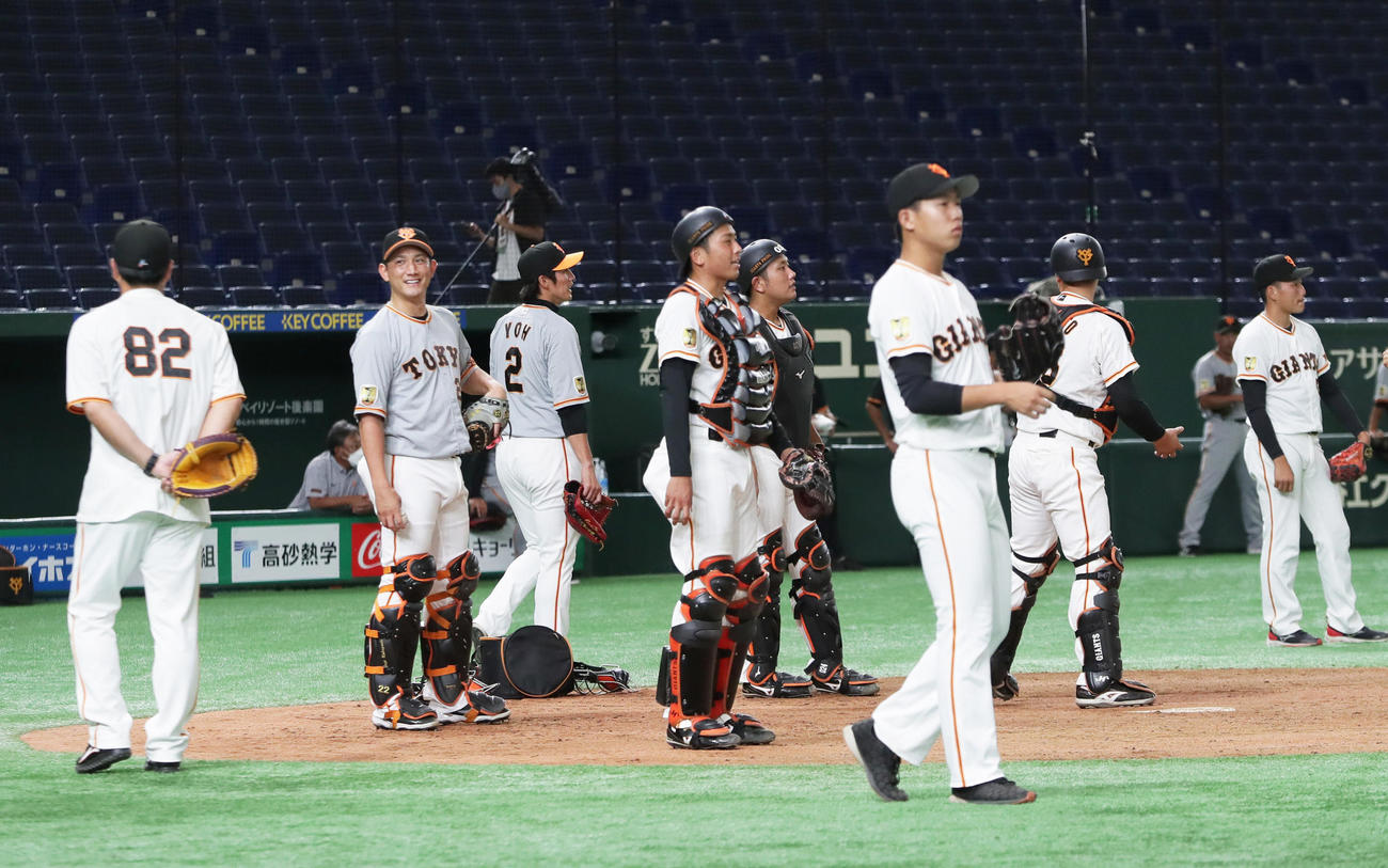 試合前練習に臨む巨人小林（左から2人目）ら（撮影・足立雅史）