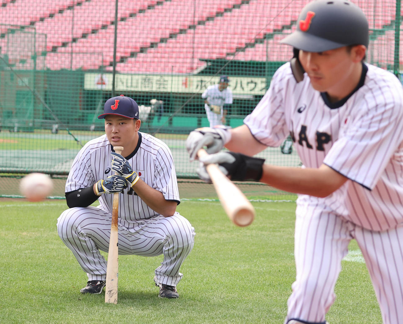 バント練習を行う源田（手前）をじっくり観察する村上（撮影・垰建太）