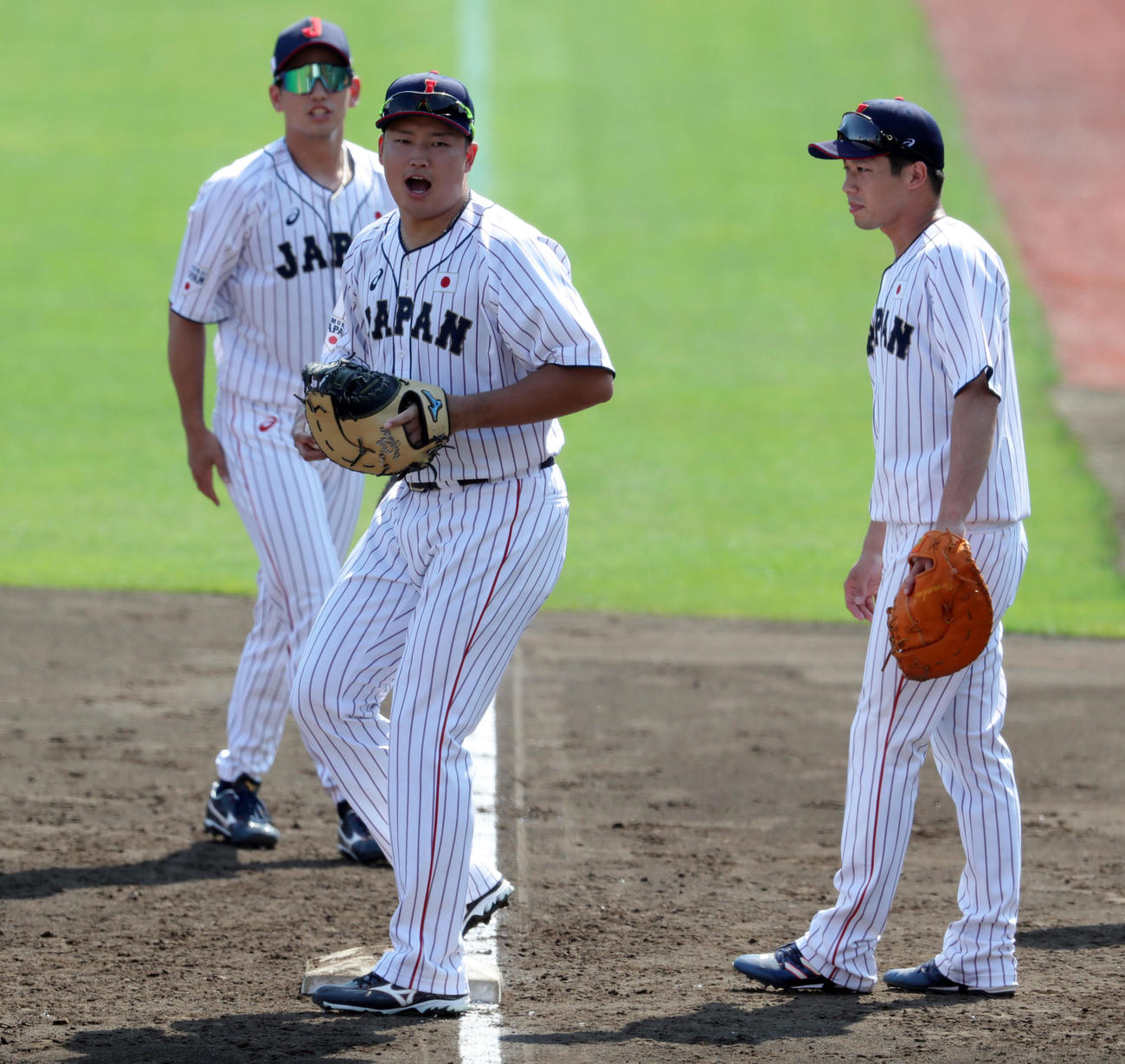 一塁でシートノックを受ける村上（中央）、山田哲（右）、栗原（撮影・垰建太）