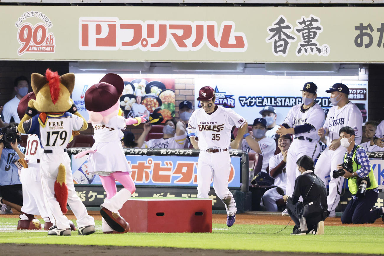 「マイナビオールスターゲーム2021」第2戦　MVPに選ばれた全パ島内（中央）は○印の書かれた顔でお立ち台に上がる（2021年7月17日撮影）