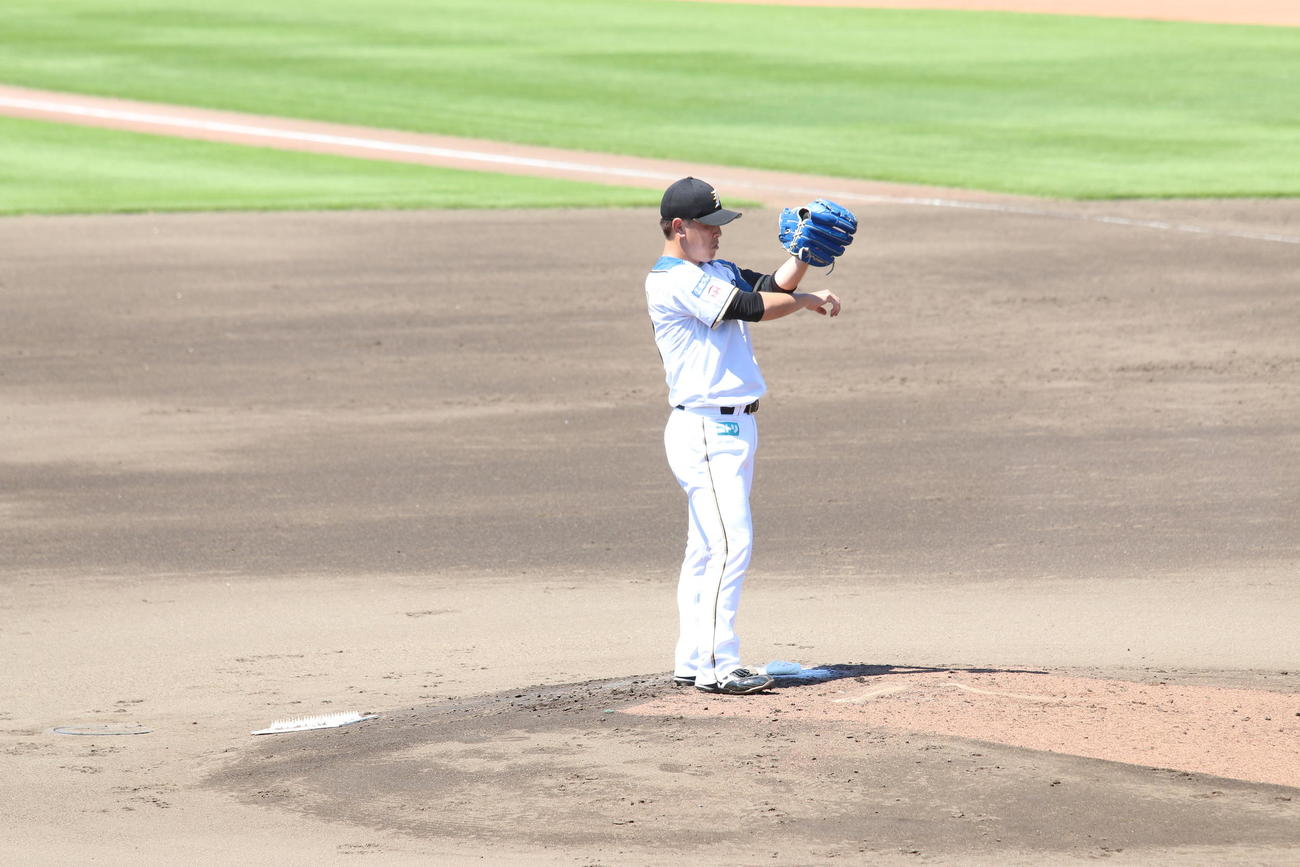 腕の汗を拭う先発の日本ハム河野（撮影・田中彩友美）