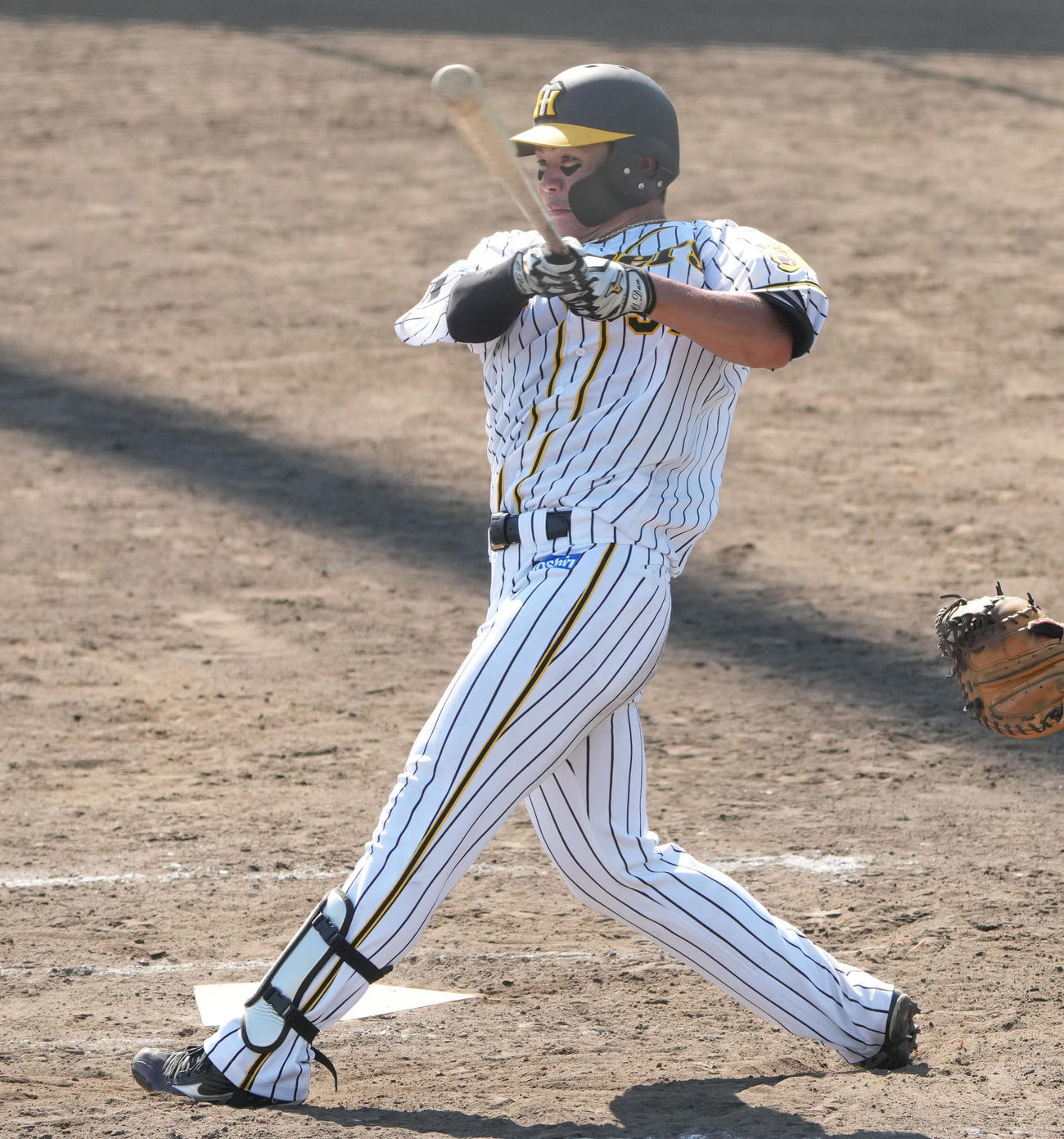 阪神2軍対大和高田クラブ　9回裏阪神1死一塁、小野寺は左前打を放ち猛打賞とする（代表撮影）