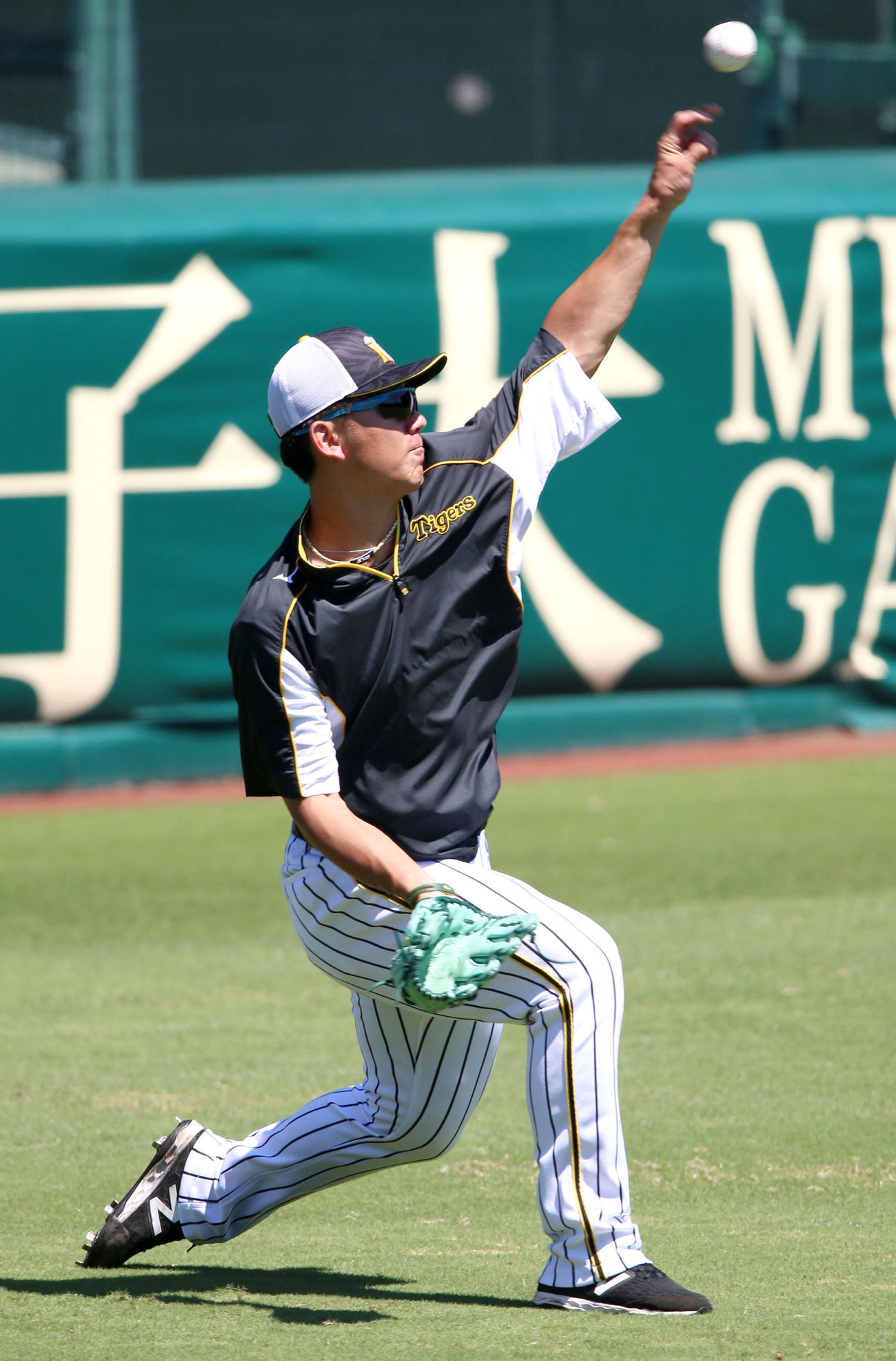 キャッチボールで調整する伊藤将（撮影・上山淳一）