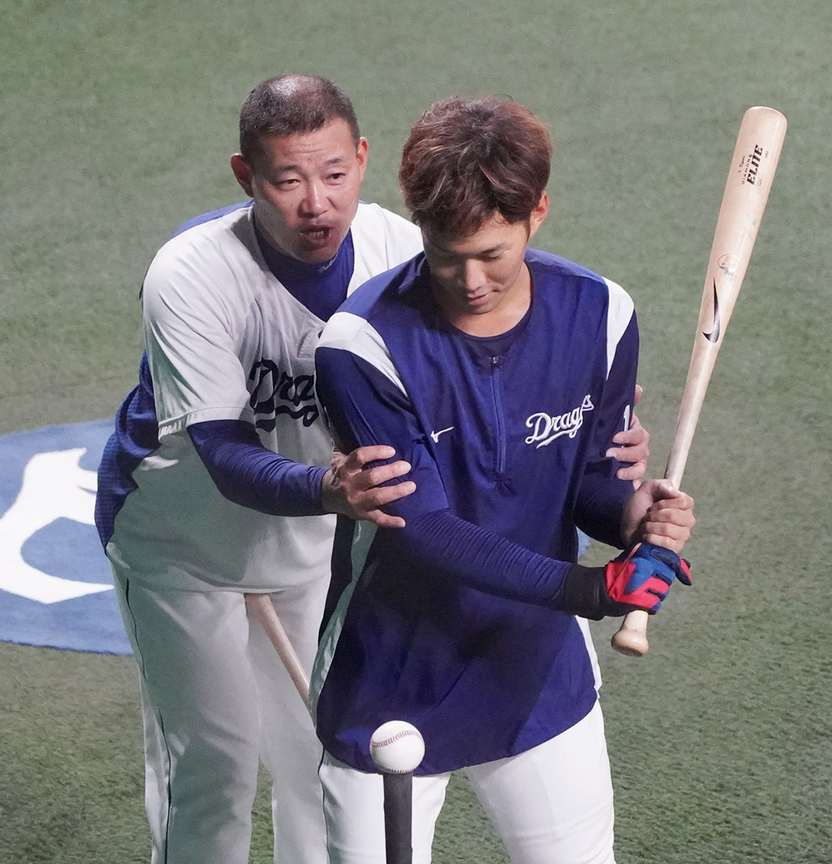 中日練習　京田（右）にアドバイスをする福留（左）（撮影・森本幸一）