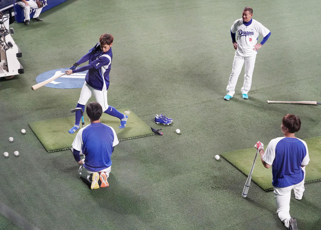中日練習　京田（左）にアドバイスをする福留（右から2人目）、大島（右）（撮影・森本幸一）