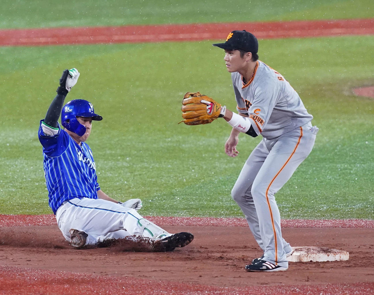 DeNA佐野恵太（左）巨人坂本勇人（右）（2020年7月17日撮影）