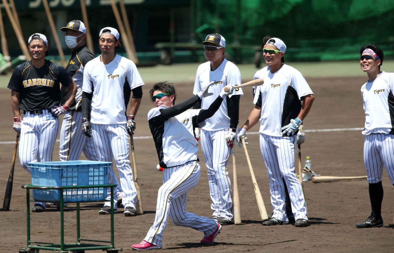 21日、ロングティーに励む北條（手前）ら。右から2人目は木浪（撮影・上山淳一）