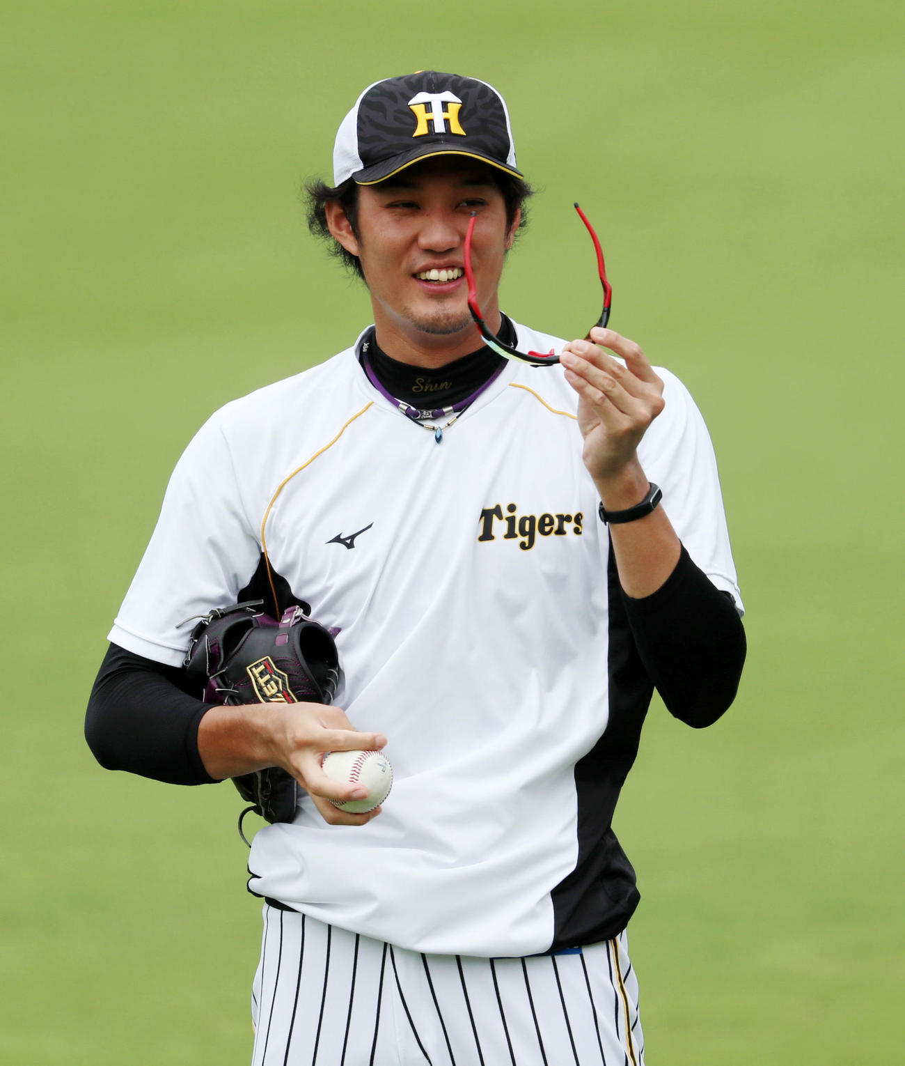 10日、練習で笑顔を見せる藤浪