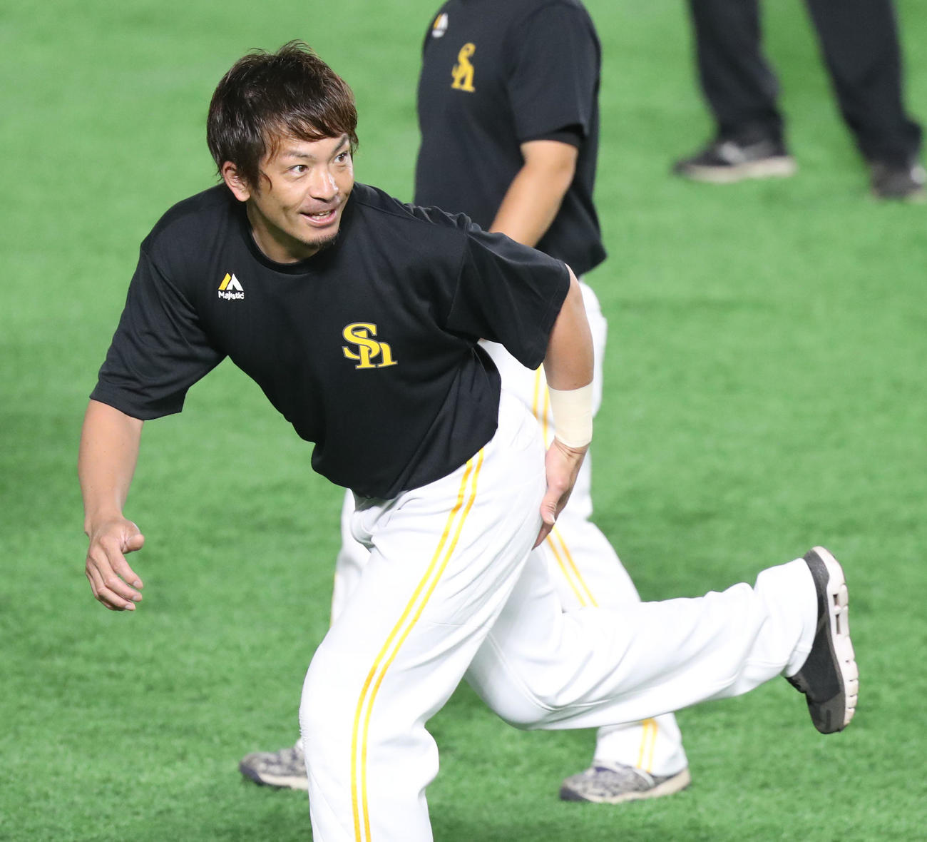 練習中に笑顔を見せる松田（撮影・屋方直哉）