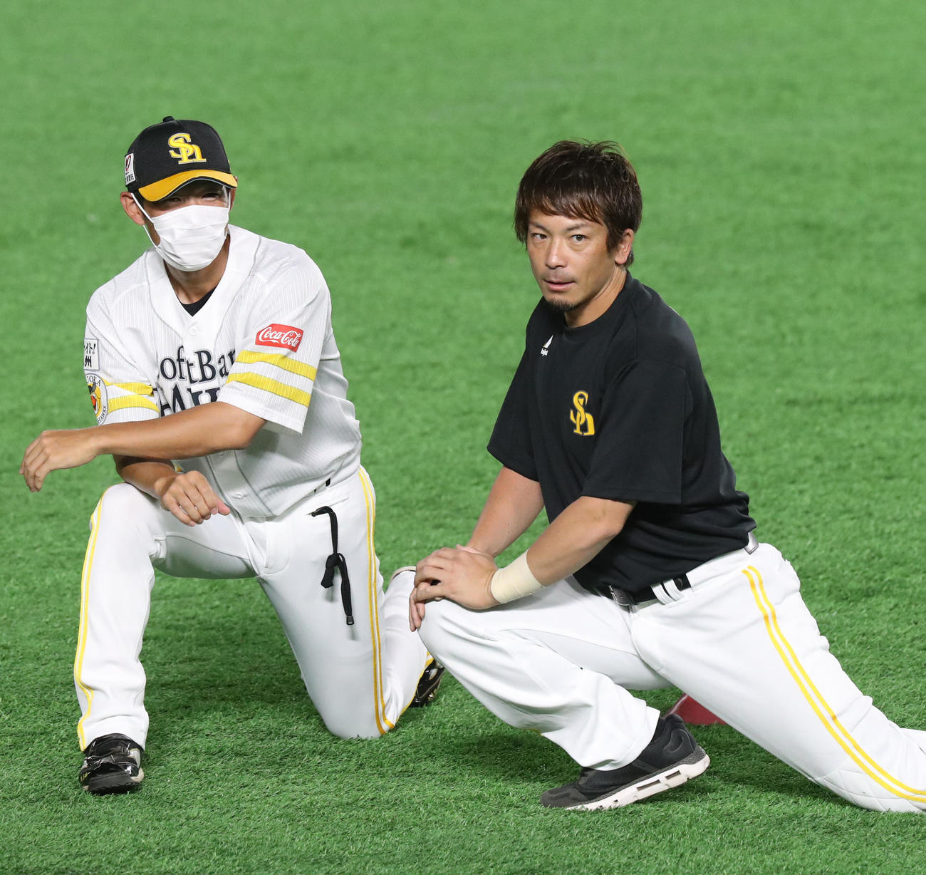 本多内野守備走塁コーチとストレッチをする松田（撮影・屋方直哉）