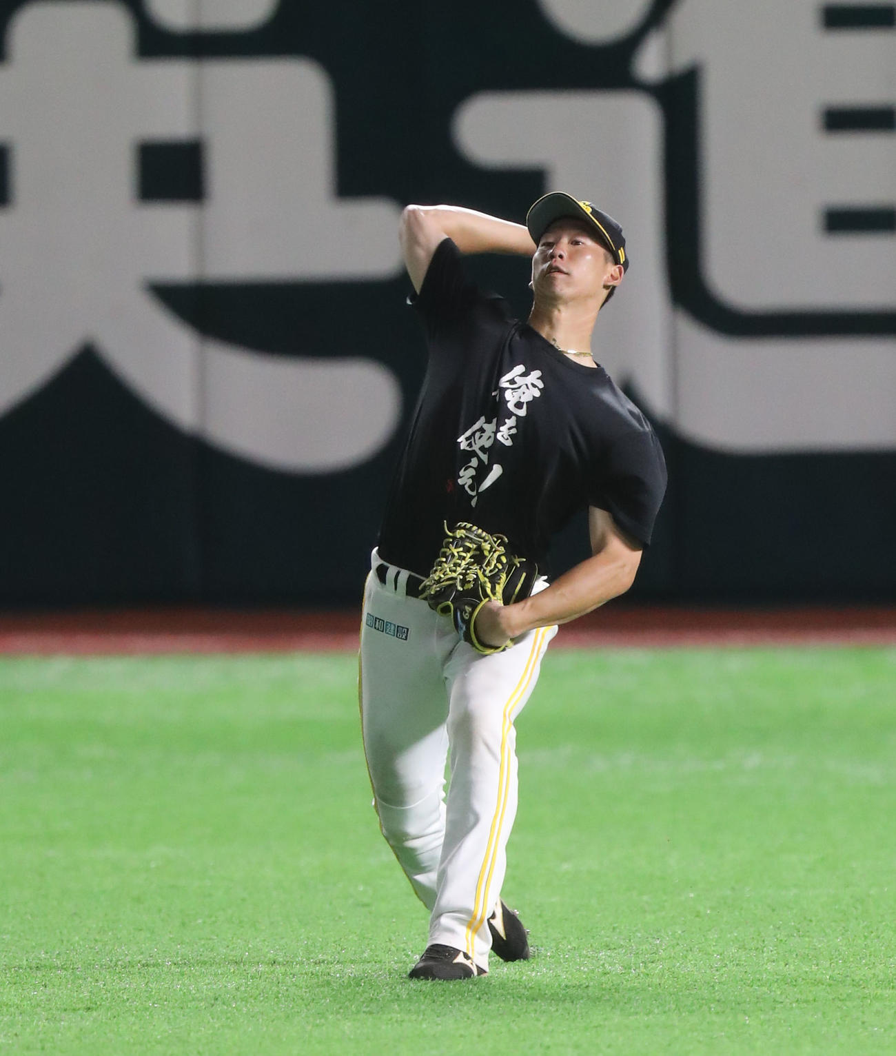 外野からの返球の練習をする真砂勇介（撮影・屋方直哉）