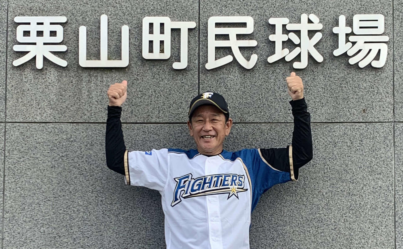 ユニホーム姿で初めて栗山球場を訪れた日本ハム栗山監督（撮影・中島宙恵）